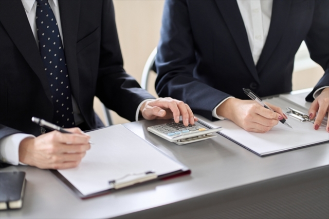 書類を確認しながらサポートを行う様子